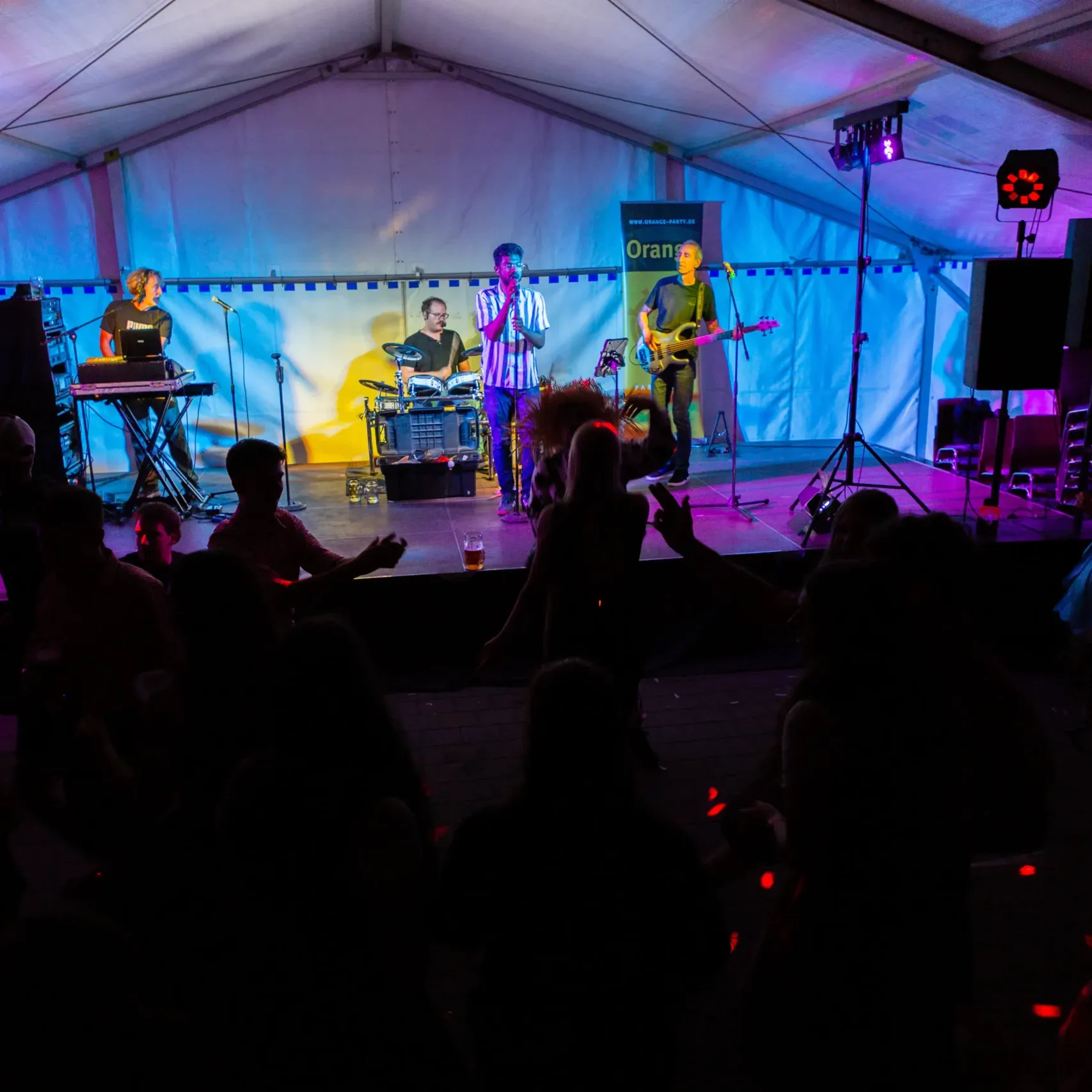 OrangeBuehne scaled uai OrangeBühne – Orange.Partyband – Live-Band für Hochzeit, Events & Party
