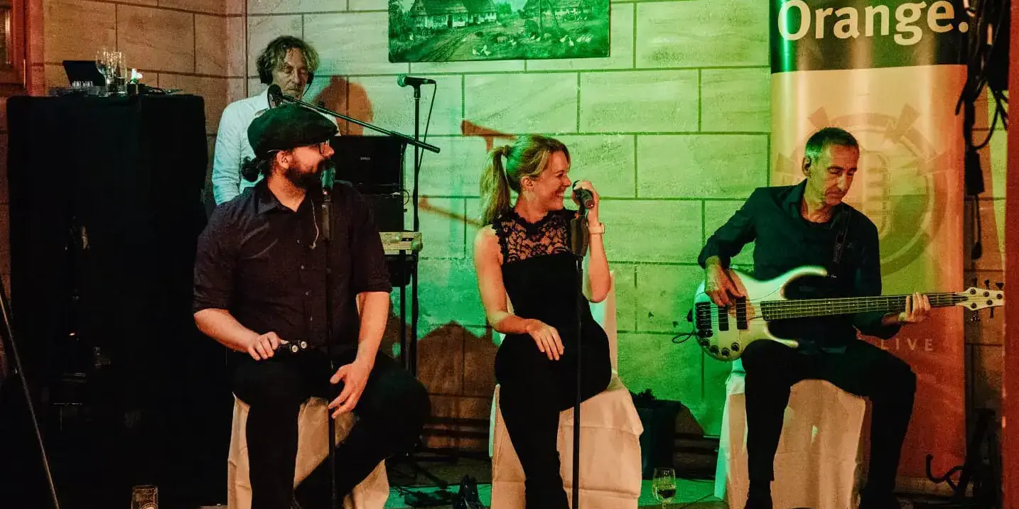 e2d3ca58 48db 409a 8313 bc77e03b7925.jpg compressed uai e2d3ca58-48db-409a-8313-bc77e03b7925.jpg_compressed – Orange.Partyband – Live-Band für Hochzeit, Events & Party