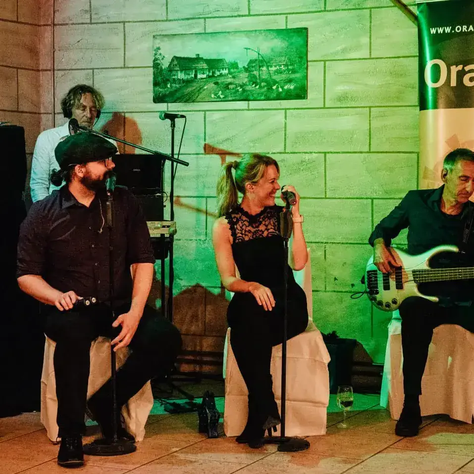 e2d3ca58 48db 409a 8313 bc77e03b7925.jpg compressed uai e2d3ca58-48db-409a-8313-bc77e03b7925.jpg_compressed – Orange.Partyband – Live-Band für Hochzeit, Events & Party