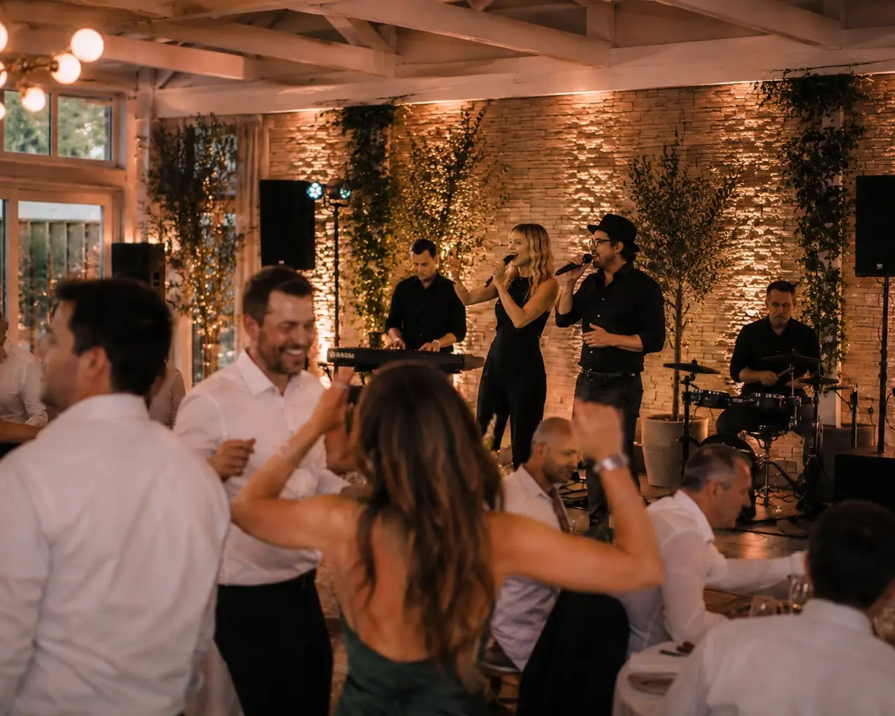 Hochzeitsfeier mit Band Orange