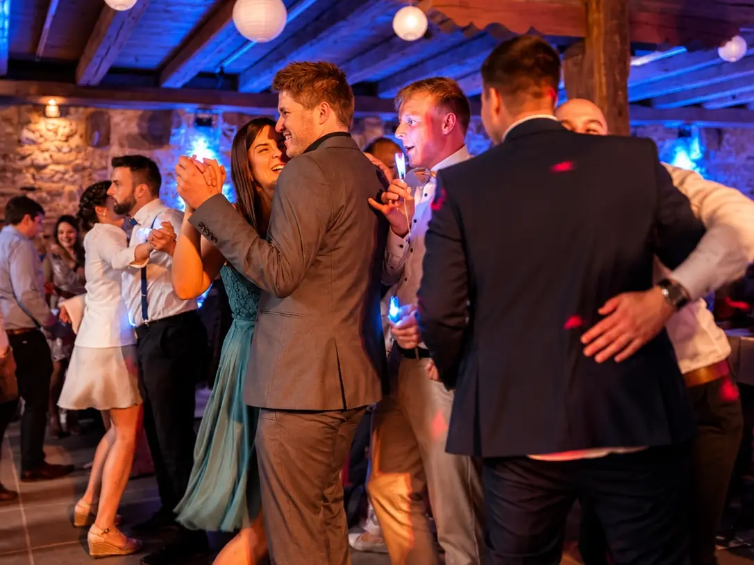 Fröhliche Gäste auf Hochzeit in Fürth
