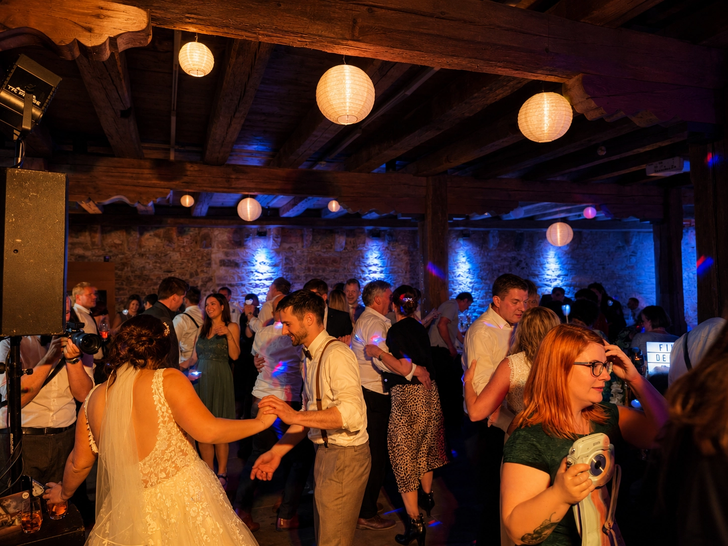 Band für Hochzeiten bringt das Brautpaar zum Tanzen