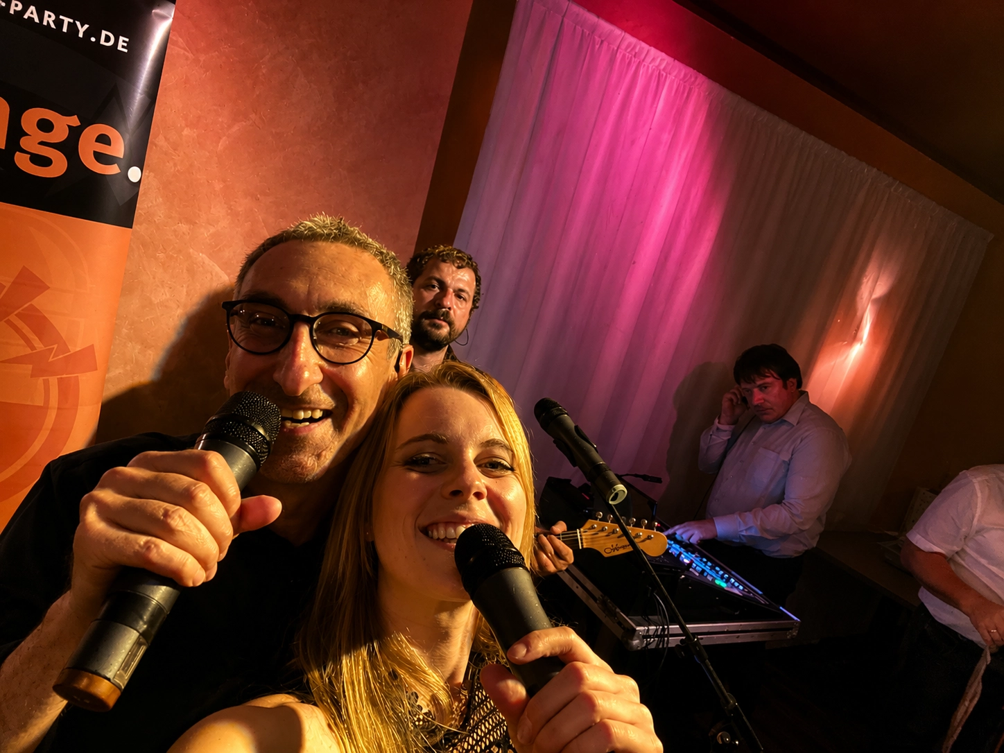 Hochzeitsband Orange hat Spaß an der Musik