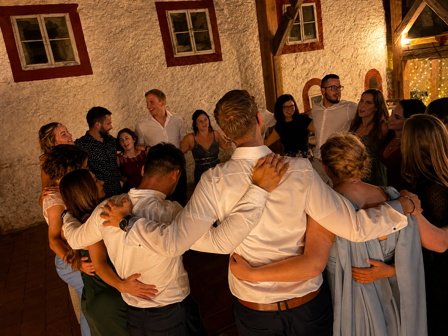 Volle Tanzfläche auf einer Hochzeit mit Orange Partyband